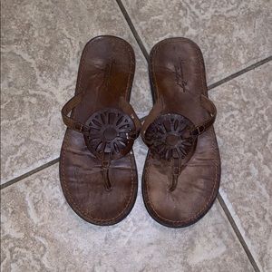 American Eagle flip flops
